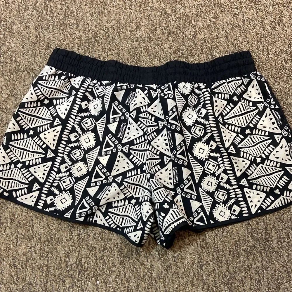 No Boundaries Black And Ivory Patterned Women's Shorts Size XL (15-17)